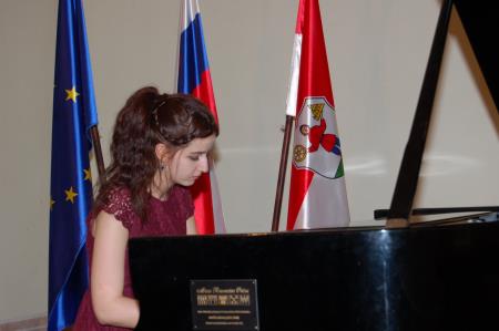 Sestra pokojne žene Uroša Kreka Mariana Pauer Gult je Mestnemu muzeju Radovljica v letu 2011 podarila skladateljevo delovno sobo s klavirjem znamke Hofmann.